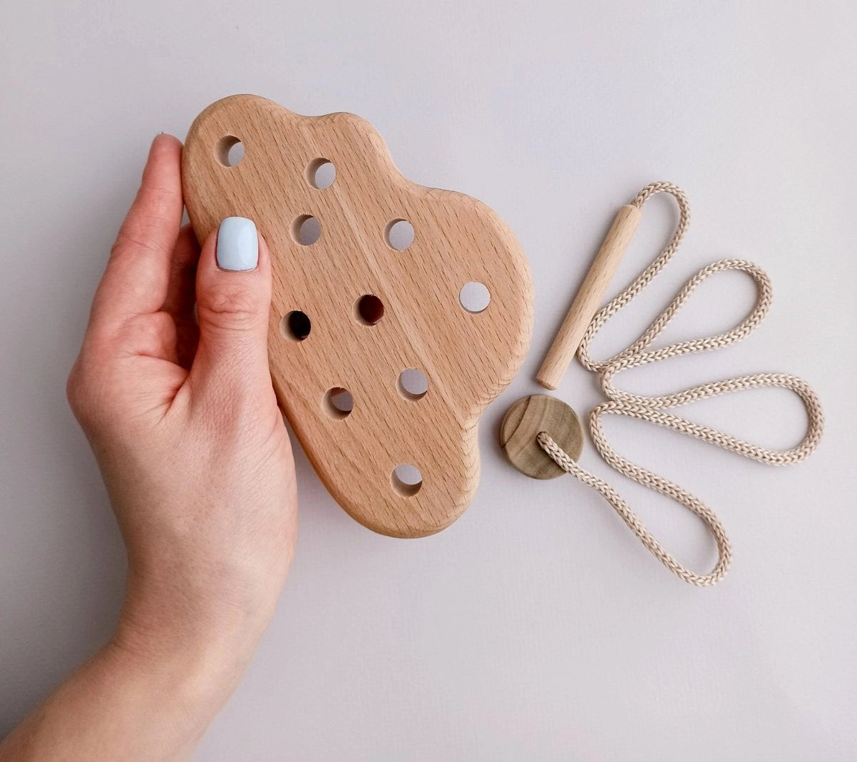 Medinis vėrimo lavinamasis žaislas (debesėlio formos)