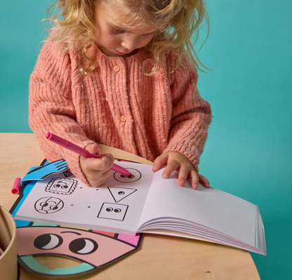 Montessori lipdukų knyga „Geometrinės figūros“