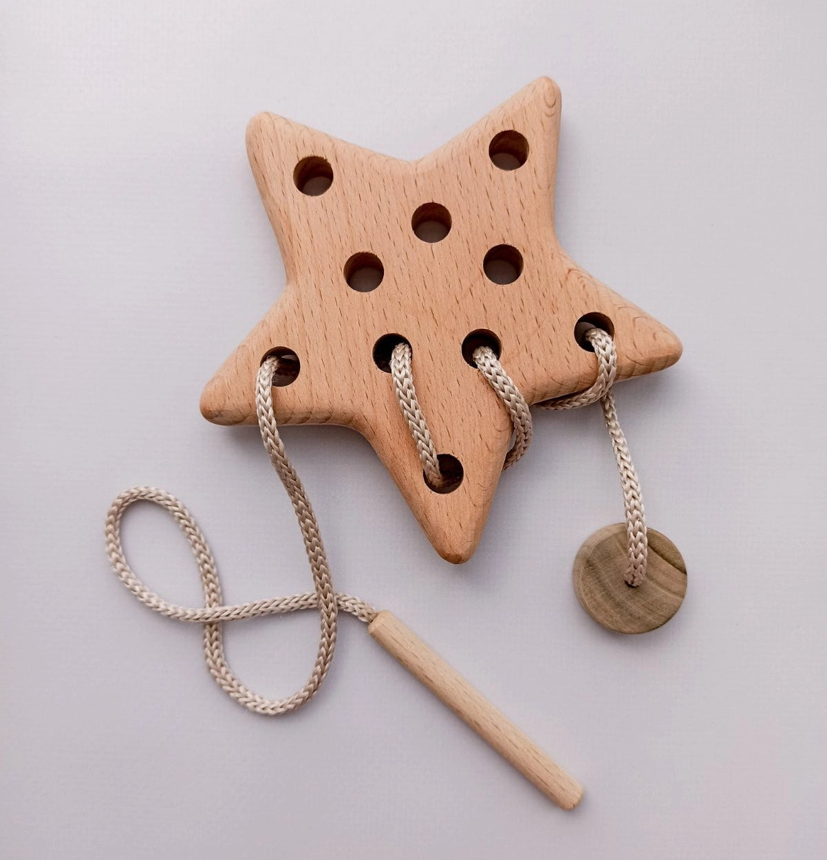 Medinis vėrimo lavinamasis žaislas (žvaigždės formos)