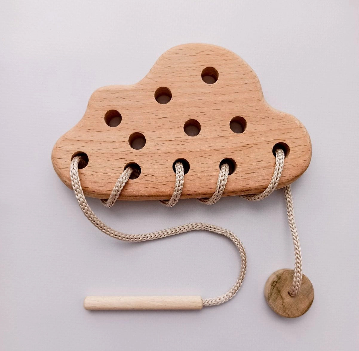 Medinis vėrimo lavinamasis žaislas (debesėlio formos)